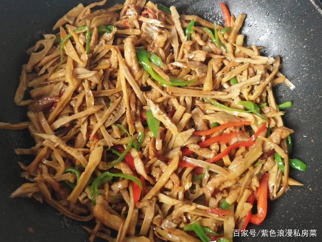 泡发笋干别只用清水,教你小窍门,轻松泡发笋干,口感又嫩又脆!