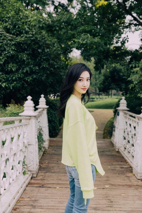 景甜卫衣搭牛仔裤清新甜美气质优雅端庄