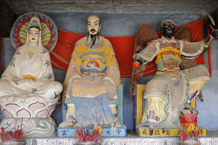 庙也叫天地庙,以大明山水陈峰的天地庙为代表,供奉两位男神和一位女神