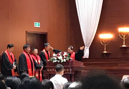 南通教堂新牧师秦俊晓为全体弟兄姊妹祝福.