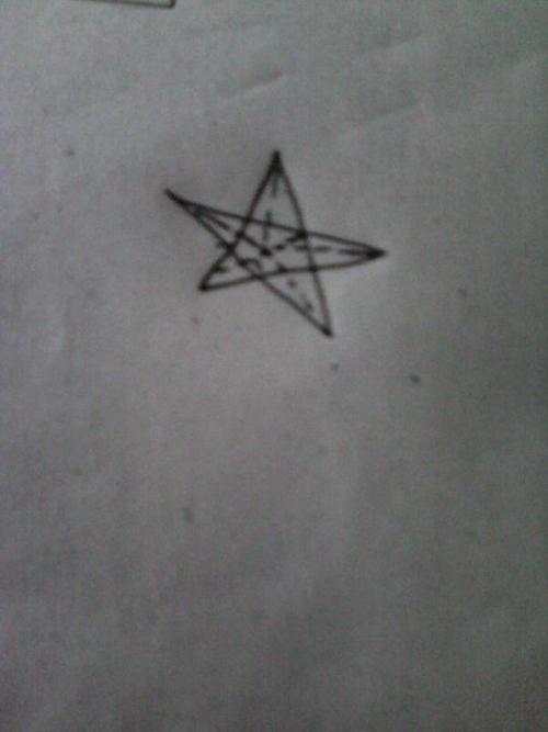 把五角星的对称轴画出来.