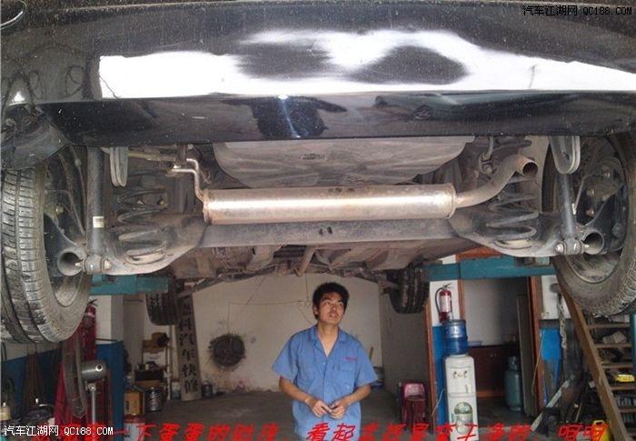 黑色比亚迪fo加装底盘装甲!