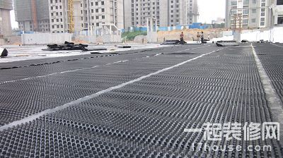 塑料排水板工作原理 塑料排水板用插板机插入软土地基,在上部预压
