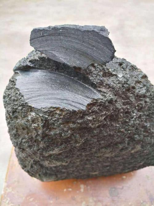 男子高价买来一块陨石,切开后里面有