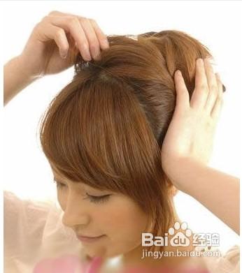 7  稍稍的把头顶的头发轻轻向上拉,制造出蓬松的感觉,同时也让整体