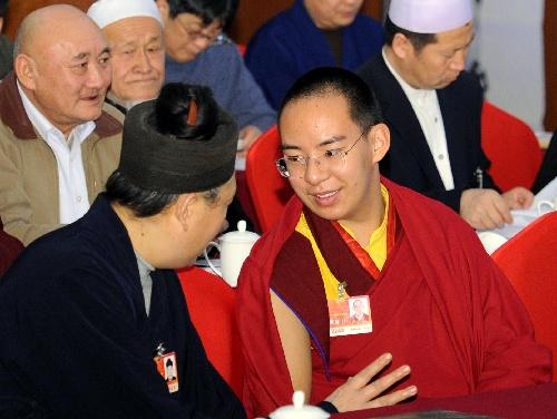 3月6日,全国政协委员第十一世班禅额尔德尼·确吉杰布(右)在讨论会上.