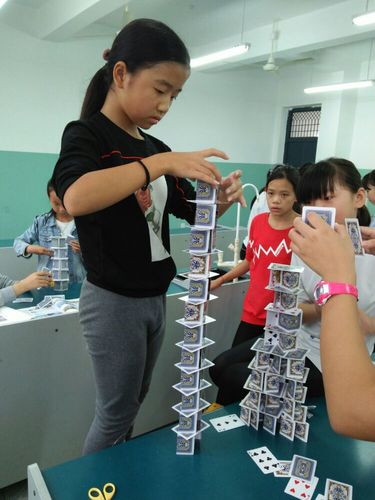 用纸牌建高塔 ,让学生在游戏中学会建高塔的要点.