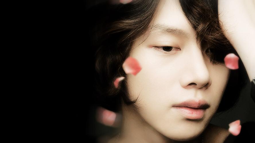 我在找一张金希澈的壁纸桌面,请有这张图的姐妹发给我