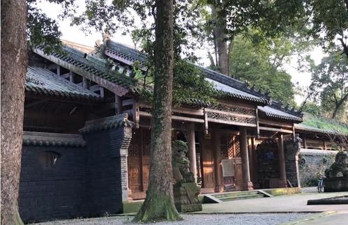 四川彭州千年老寺庙,实木建筑很是质朴,地下宝藏更惊人