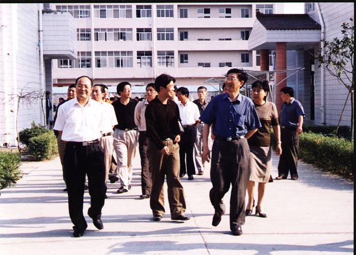 泰兴市扬子江高级中学 - 泰州市委和教委领导来我校