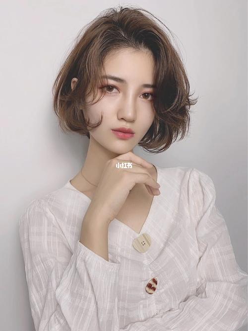 美发店图片_发型_卷发_造型烫_潮牌_显脸小_女士发型