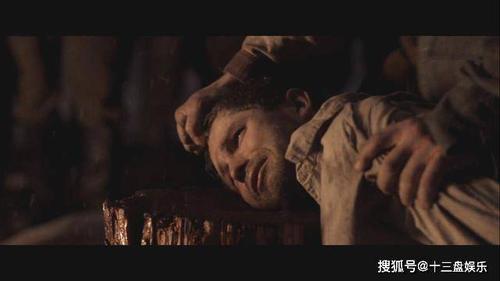 一方面电影里呈现了德国纳粹屠杀犹太人的镜头,把犹太人集中在一起