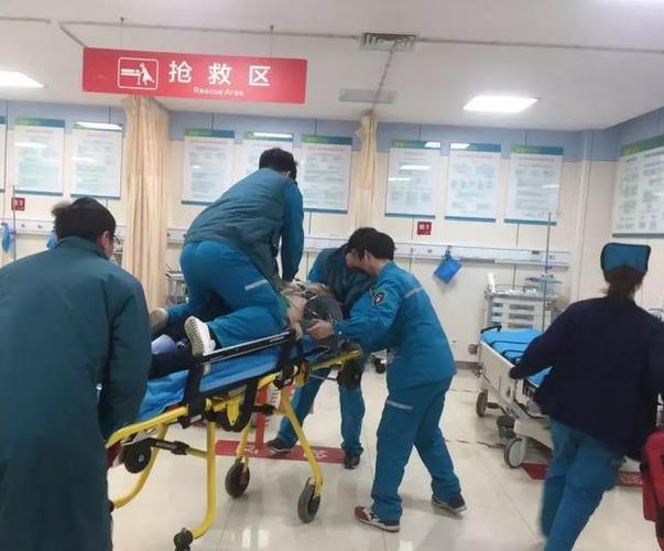 ▼14:15分接新郑急救中心派诊电话,一名56岁的车祸多发伤患者昏迷