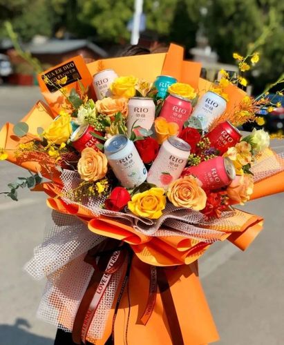 △ 图片来源:小红书@花儿朵朵鲜花私人定制 满满当当的零食花束, 吃货