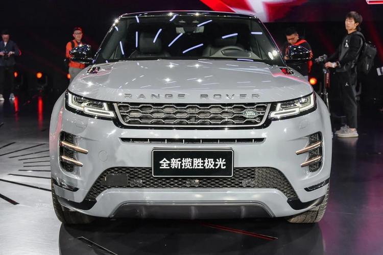 号称小揽胜,下降10万 尺寸加长,新路虎极光会受年轻人