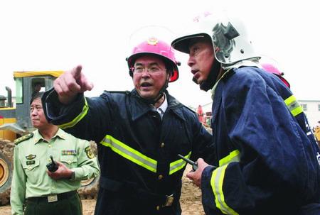 宁夏公安消防总队总队长刘赋德(中)在贺兰德胜工业园区轮胎火灾现场