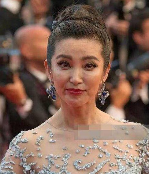 照片上看到的那样白皙嫩滑反而有些坑坑洼洼,而皮肤的颜色也呈现一种