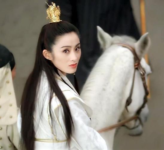 张敏再现经典回眸杀!疑似回应《倚天》续集传闻,网友:苦等28年