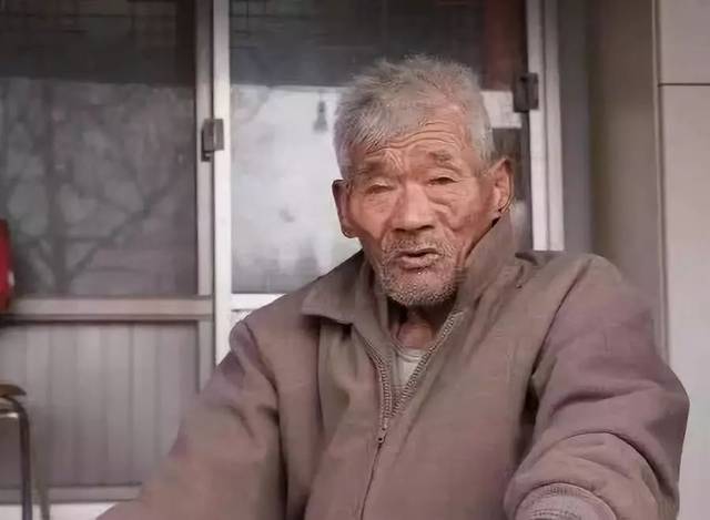 老人的眼睛已经浑浊不堪,可是每每提起老牛,眼睛里总会发光.