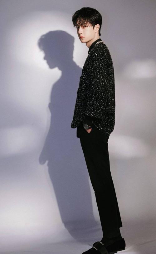 被称为"人间香奈儿"的王一博,时尚且帅气,穿搭很独特!