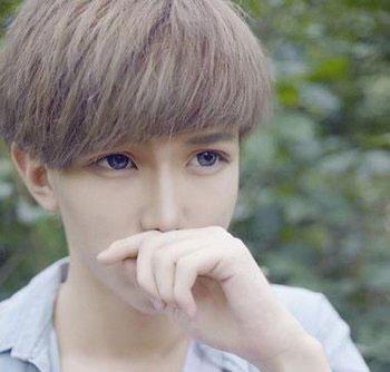 什么颜色的头发适合初中男生 男生染色蘑菇头发型