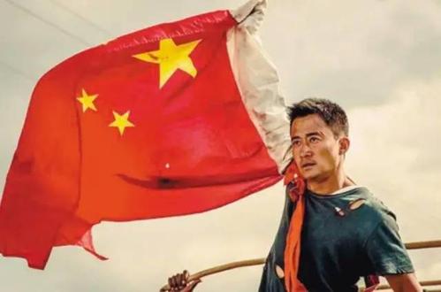 中国小伙海外遭抢劫,亮出国旗,劫匪