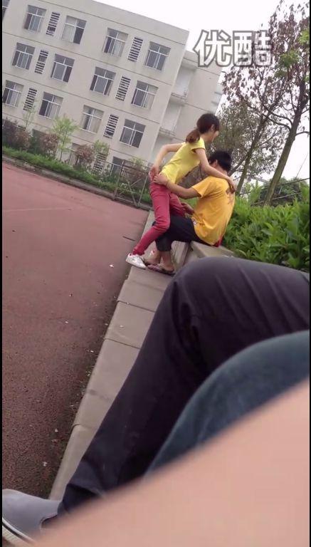 公园里女学生坐在男同学大腿上亲热欲求不满,当众做出
