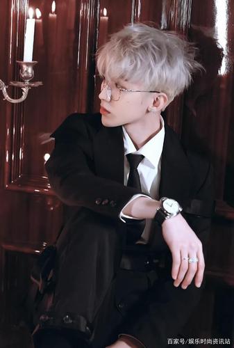 蔡徐坤的银发也太帅了!漫画中走出来的男神!太绝了!