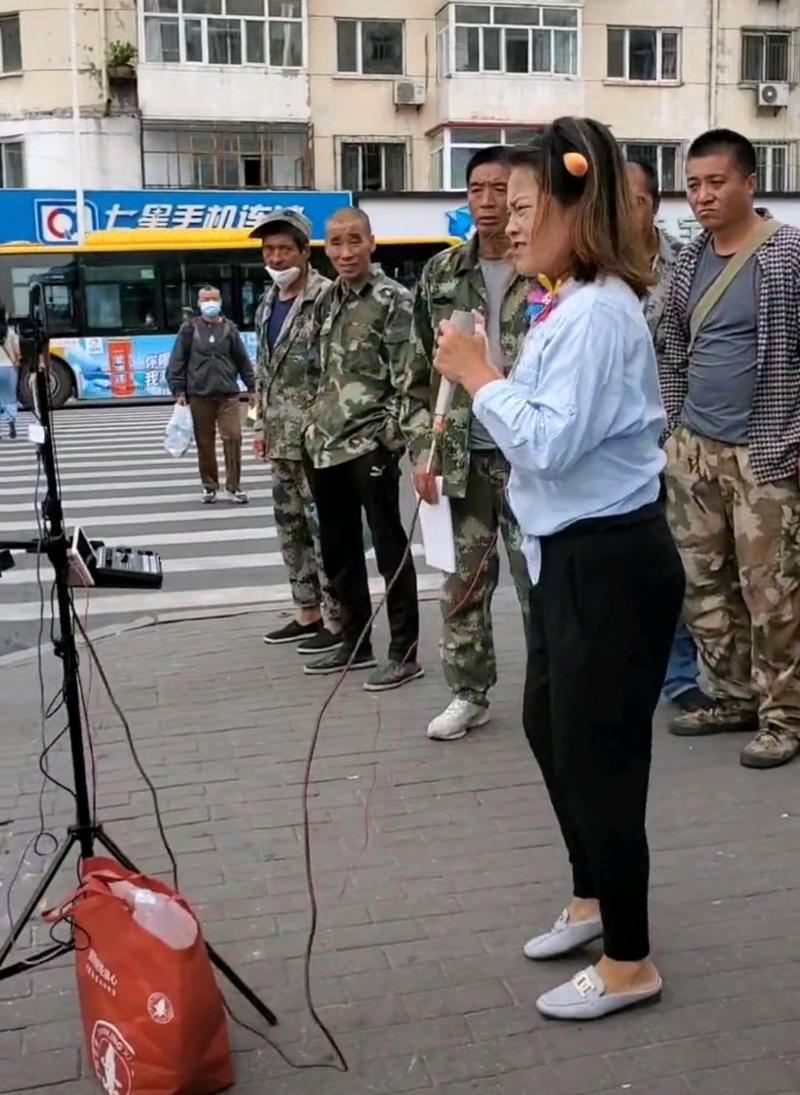 哈尔滨一位女主播街头直播,唱歌对口型飙演技,路人:我