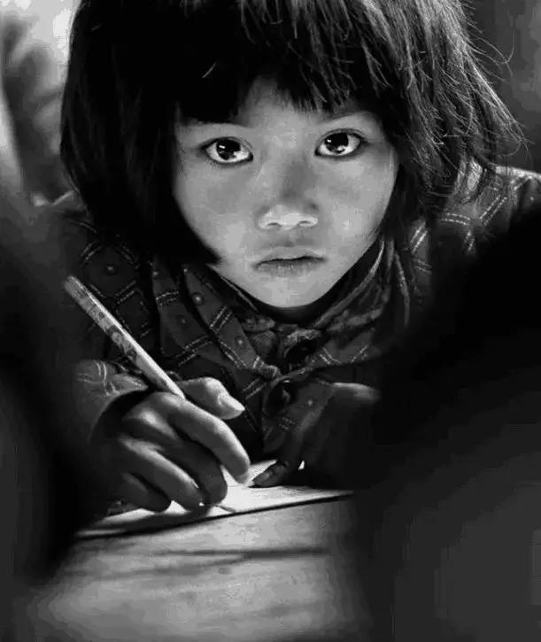 全国人熟知的"大眼睛女孩", 曾是希望工程形象人,如今这样了