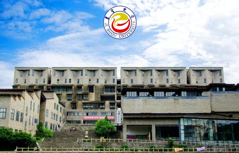 齐鲁大楼,(学名:科研教学综合楼),位于吉首大学砂子坳校区风雨湖畔,该