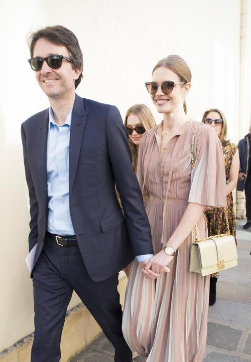 水果娜哪像5个孩子妈,穿着性感脸却纯情,夫妇同框像大叔和少女