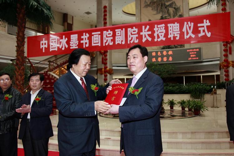主页 ○近期活动    中国水墨书画院院长袁凤文向控股董事长孙有华