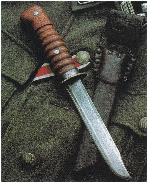 图示:二战中,德国也遇到了军刀数量不足的难题.