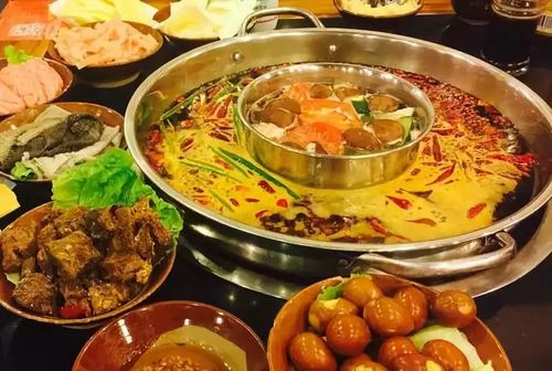 火锅怎么吃最好 不同火锅的汤底,也是有讲究的~ 鸳鸯锅  清素红荤不