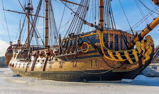 近代风帆战列舰,几百人同时操作,睡觉场面很酸爽