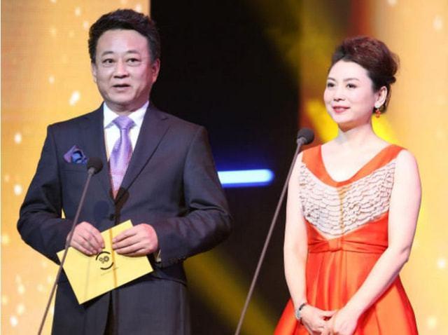 朱军妻子谭梅直播庆生,首次唱歌频提老公秀恩爱,罕见讲儿子近况