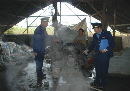 地下塑料小作坊污染农村环境