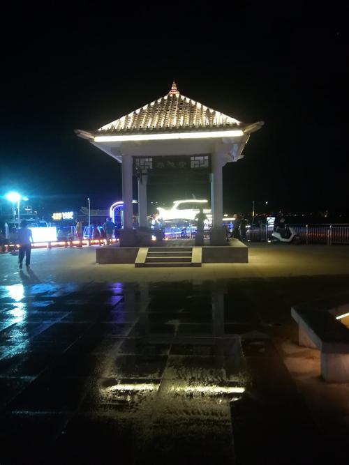 黄石磁湖边的夜景