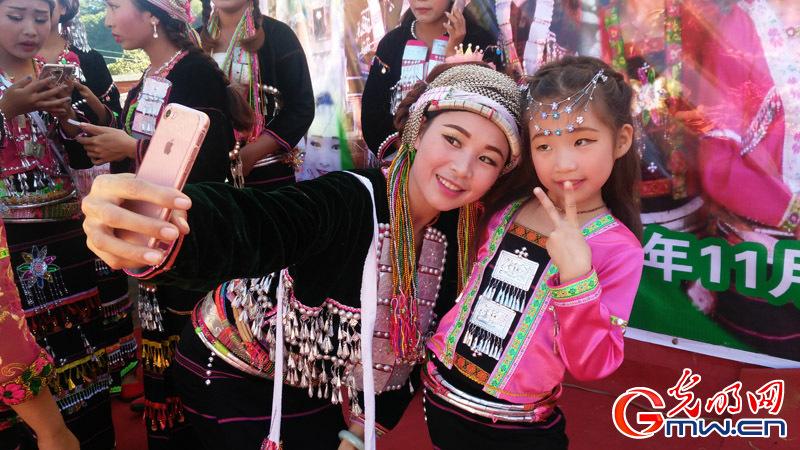 36079德昂族姑娘舞台自拍秀幸福