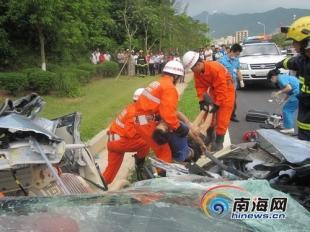 三亚市吉阳镇往亚龙湾方向仙逸园前门发生车祸,一辆小轿车与大巴车