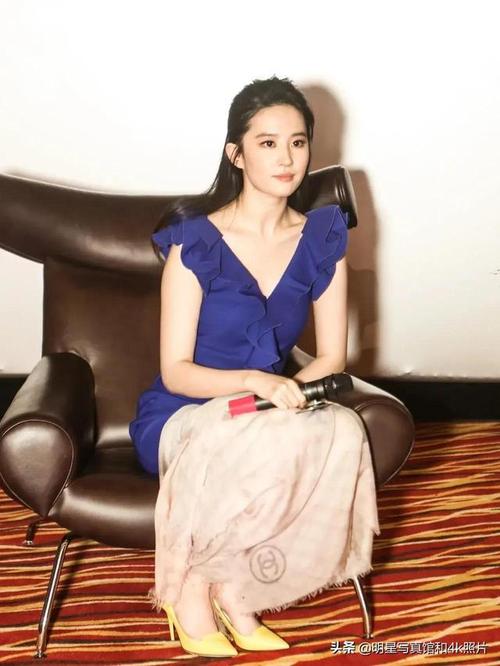 漂亮的刘亦菲紫色深v裙