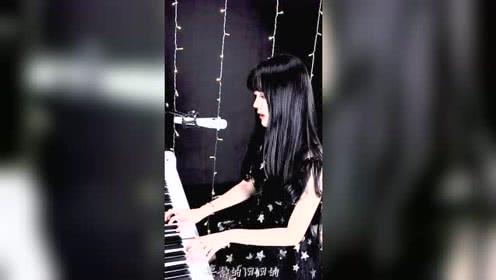 小姐姐唱歌好听,弹钢琴也好听,我听一次又一次
