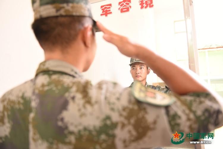 刘凯强时常利用军容镜提升自身形象.