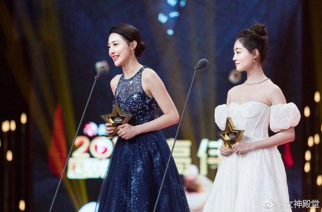 嘉行小花儿祝绪丹和黄梦莹亮相国剧盛典,一黑一白的穿
