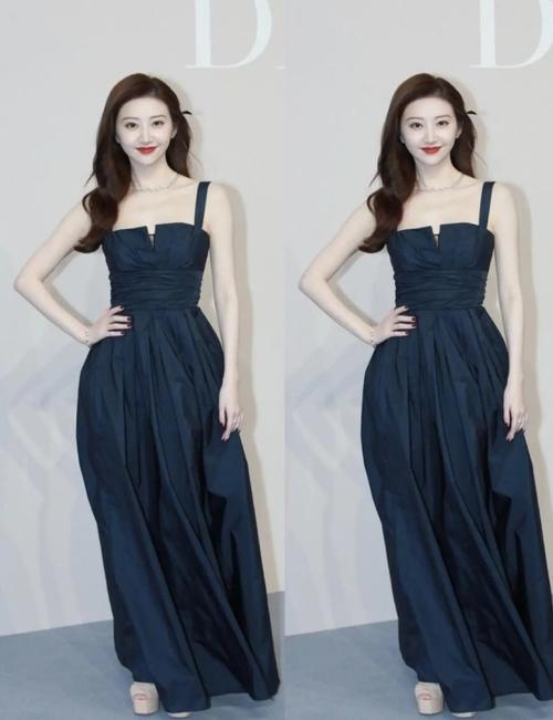 景甜气质太撩人了,穿纯白色吊带连衣裙,风韵又迷人