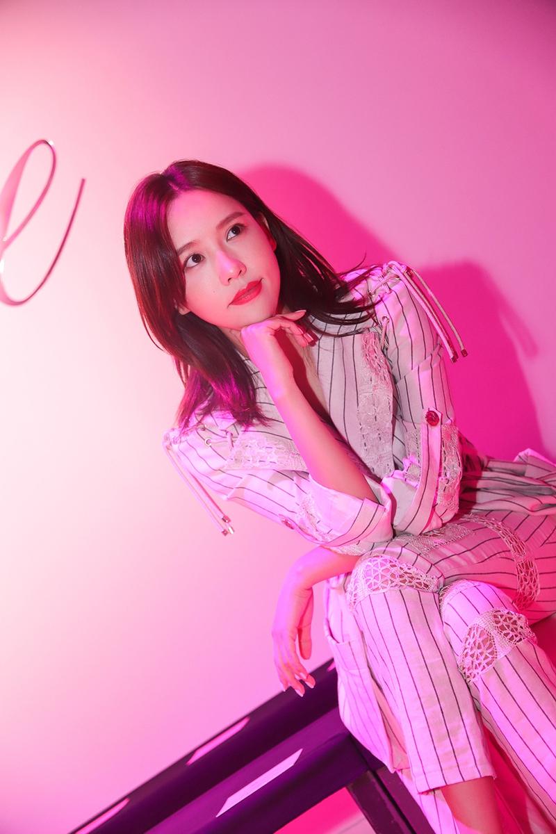 施予斐亮相米兰某秀场 黑白风攻气十足