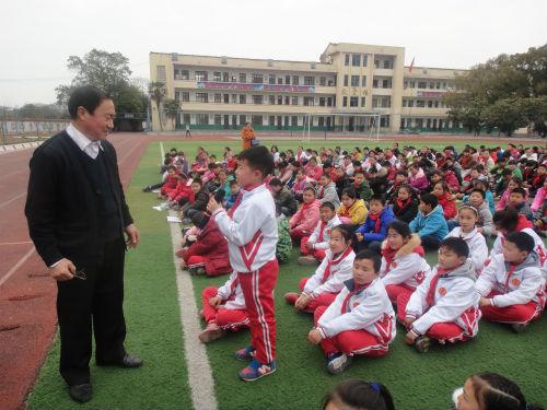 当阳市老干部"讲好中国故事"走进乡村小学
