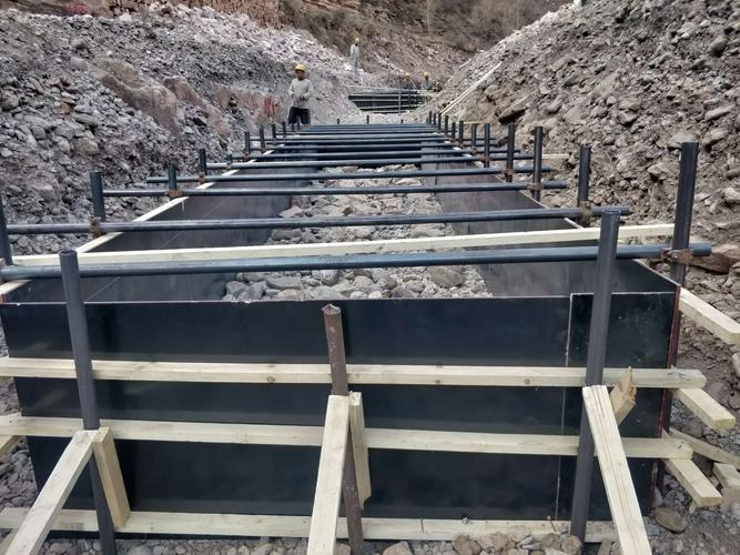 路基挡墙基础模板安装