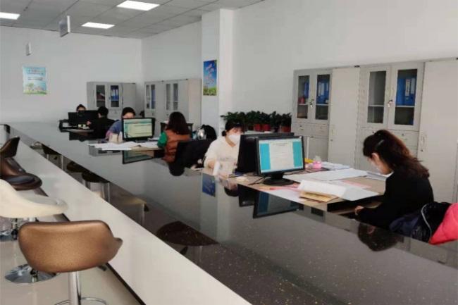 街道大厅工作人员进入工作状态